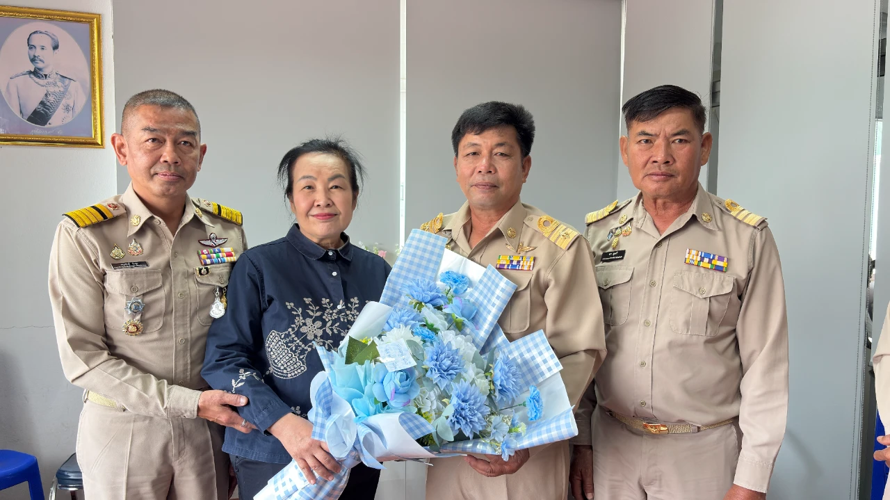 คณะผู้บริหารและผู้นำชุมชนร่วมแสดงความยินดีกับคณะผู้บริหารองค์การบริหารส่วนตำบลบ้านมาง ในโอกาสเข้ารับตำแหน่งและร่วมขับเคลื่อนการพัฒนาท้องถิ่น