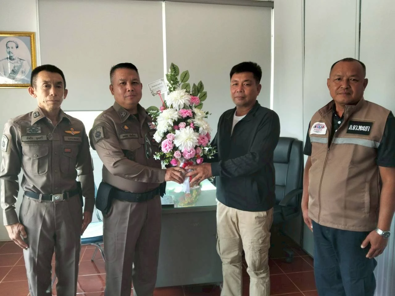 นายนพดล ทัพเบื่อ ผกก.สถานีตำรวจภูธร อ.เชียงม่วน ร่วมแสดงความยินดีกับนายสุนทร ช้างสาร ที่ได้ดำรงตำแหน่งนายกองค์การบริหารส่วนตำบลบ้านมาง