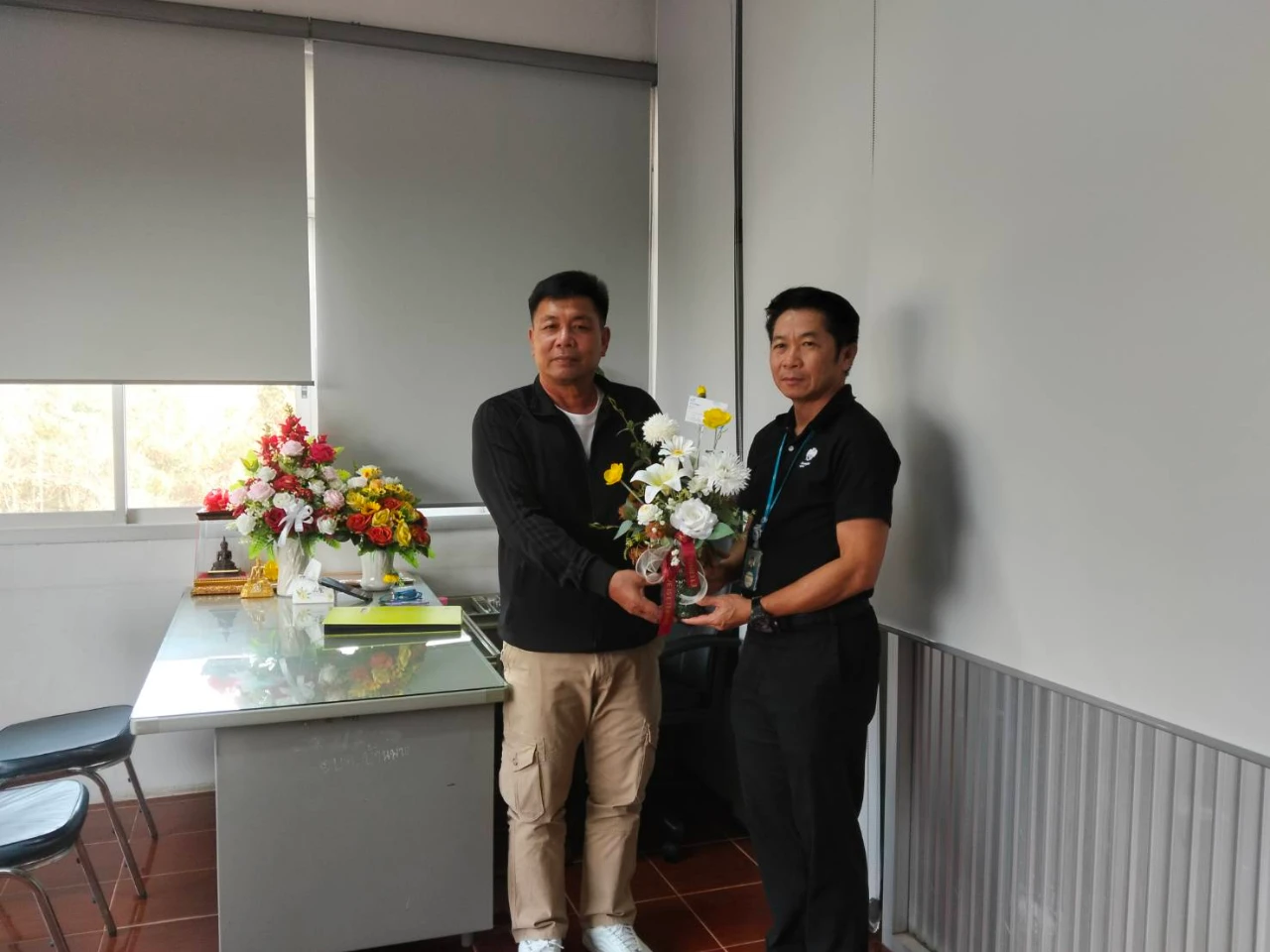 นายทวี พรหมปัญญา ผู้จัดการธนาคารกรุงไทยสาขาปงเข้าแสดงความยินดีกับนายสุนทร ช้างสาร นายกอบต.บ้านมางที่ได้รับตำแหน่งนายกอบต.บ้านมาง