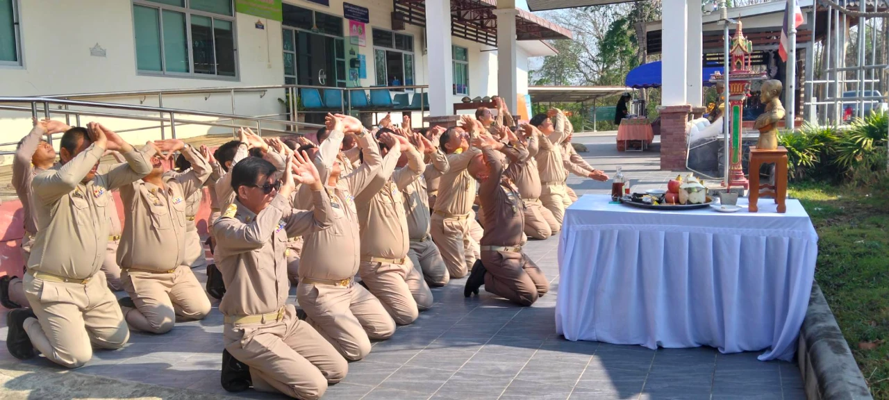 นายสุนทร ช้างสาร นายกองค์การบริหารส่วนตำบลบ้านมาง เป็นประธานในพิธีถวายเครื่อฃสักการะพานพุ่มดอกไม้สดเบื้องหน้าพระบรมสาทิศลักษณ์พระบาทสมเด็จพระจุลจอมเกล้าเจ้าอยู่หัวพร้อมกล่าวคำถวายราชสดุดีเนื่องในโอกาสวันท้องถิ่นไทย