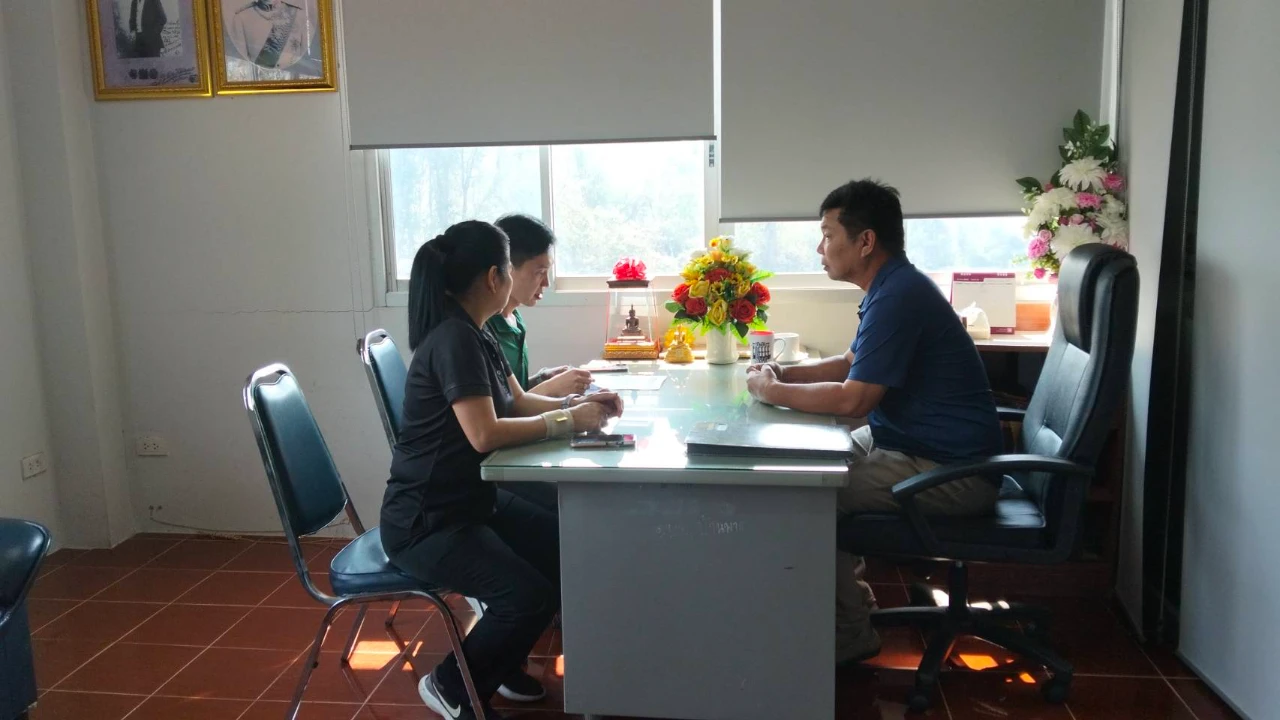 ผู้จัดการธนาคารเพื่อการเกษตรและสหกรณ์การเกษตรสาขาเชียงม่วน เข้าแสดงความยินดีกับนายสุนทร ช้างสาร นายกองค์การบริหารส่วนตำบลบ้านมาง
