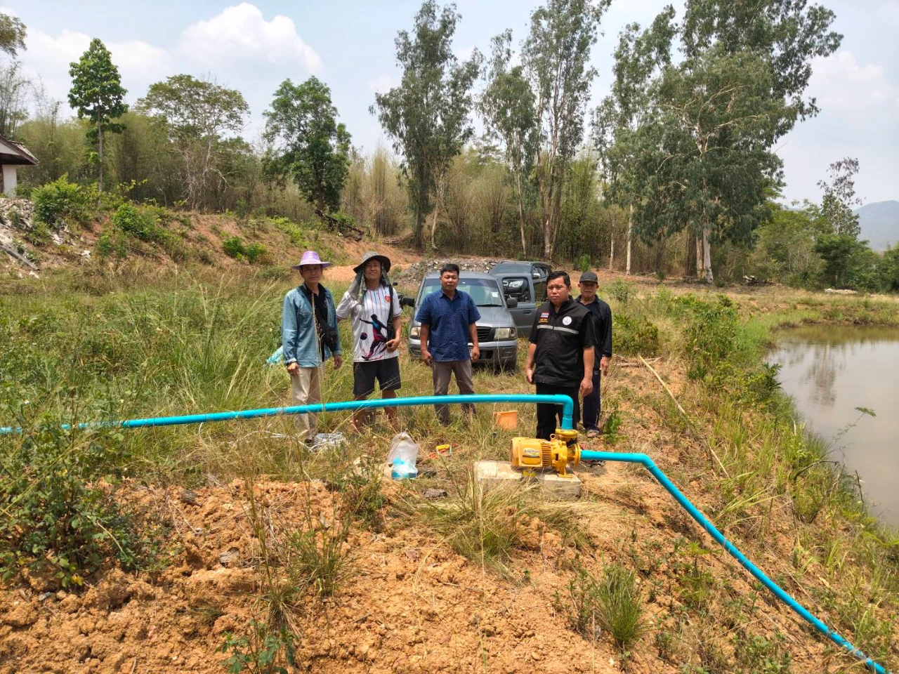 นายกองค์การบริหารส่วนตำบลบ้านมาง อนุเคาระห์ ให้หมู่บ้านป่าแขม หมู่ที่ 4 ตำบลบ้านมาง ใช้สระน้ำของท่านนายกฯ เพื่อติดตั้งเครื่องสูบน้ำและระบบท่อส่งน้ำเพื่อสูบน้ำไปทำระบบประปาหมู่บ้านชั่วคราว