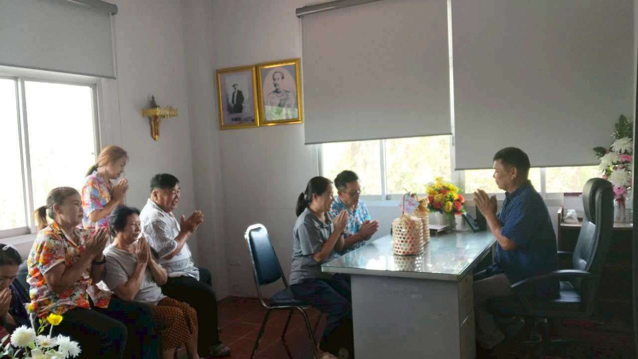 เจ้าหน้าที่ศูนย์สุขภาพชุมชนตำบลบ้านมางพร้อมด้วยประธาน อสม.ตำบลบ้านมาง เข้ารดน้ำดำหัวนายสุนทร ช้างสาร นายกองค์การบริหารส่วนตำบลบ้านมาง