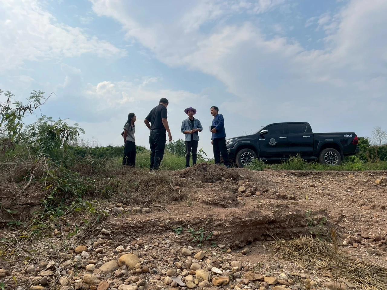 นายอำเภอเชียงม่วนลงพื้นที่ตรวจสอบตลิ่งแม่น้ำยมในพื้นที่บ้านหนองหมู หมู่ที่ 3